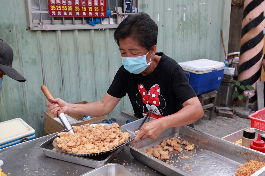 台南市南區吃。台南市｜南區。「灣裡薯條脆肉店」飄香30幾年超人氣排隊路邊攤位，超高CP值炸豬排每片15元、脆肉每份35