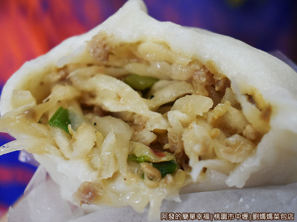 劉媽媽菜包店10-客家蘿蔔絲菜包-剖面.JPG