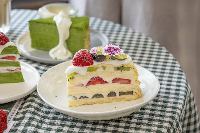 高雄 先生手作千層｜草莓季回歸！超人氣「抹茶草莓千層」，濃郁茶味尬酸甜草莓療癒欠吃～ · 算命的說我很愛吃