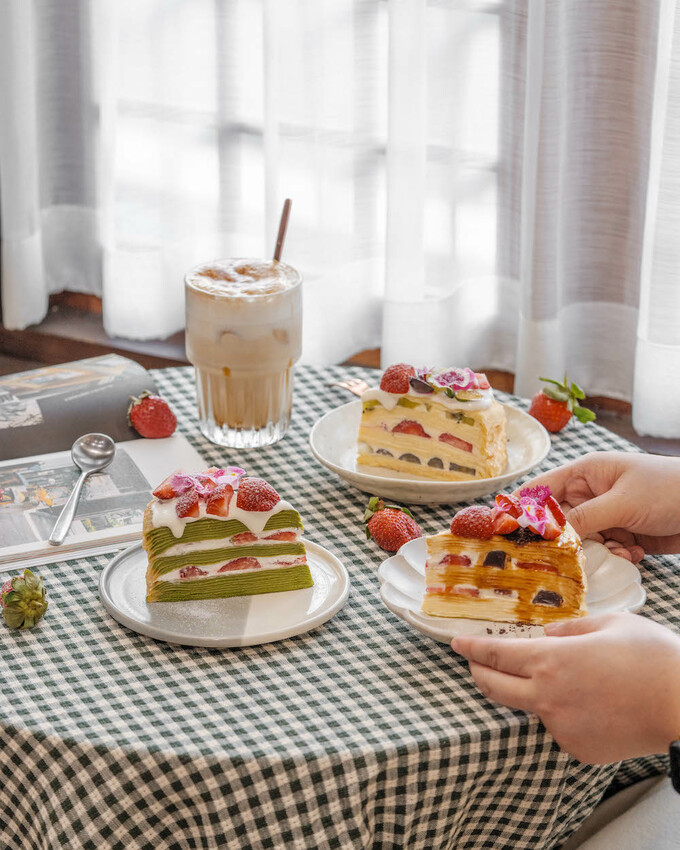 高雄 先生手作千層｜草莓季回歸！超人氣「抹茶草莓千層」，濃郁茶味尬酸甜草莓療癒欠吃～ · 算命的說我很愛吃