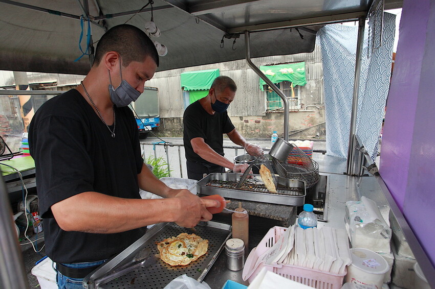 台南市南區吃。台南市｜南區。「香煎蔥仔餅」灣裡必吃台式下午茶點心，超佛心價九層塔蔥油餅＋蛋只要20元，蔥油餅銅板