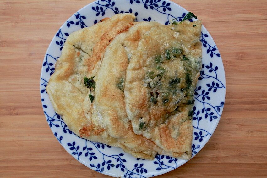 台南市南區吃。台南市｜南區。「香煎蔥仔餅」灣裡必吃台式下午茶點心，超佛心價九層塔蔥油餅＋蛋只要20元，蔥油餅銅板