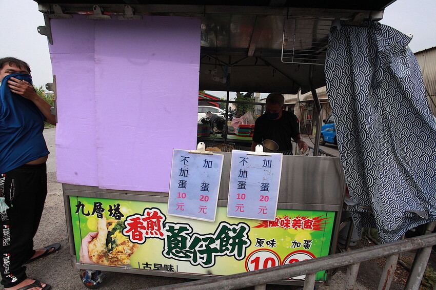 台南市南區吃。台南市｜南區。「香煎蔥仔餅」灣裡必吃台式下午茶點心，超佛心價九層塔蔥油餅＋蛋只要20元，蔥油餅銅板