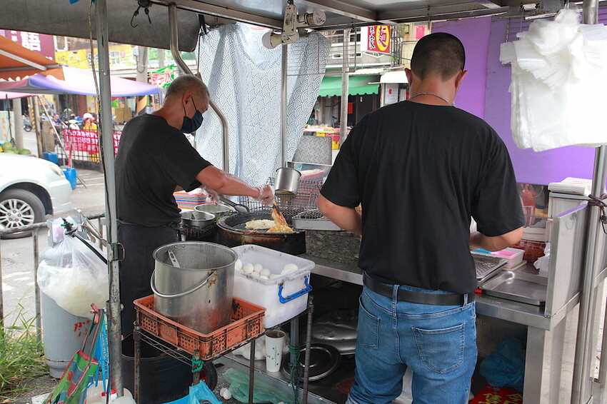 台南市南區吃。台南市｜南區。「香煎蔥仔餅」灣裡必吃台式下午茶點心，超佛心價九層塔蔥油餅＋蛋只要20元，蔥油餅銅板