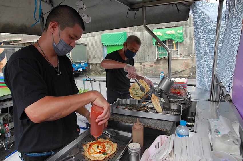台南市南區吃。台南市｜南區。「香煎蔥仔餅」灣裡必吃台式下午茶點心，超佛心價九層塔蔥油餅＋蛋只要20元，蔥油餅銅板