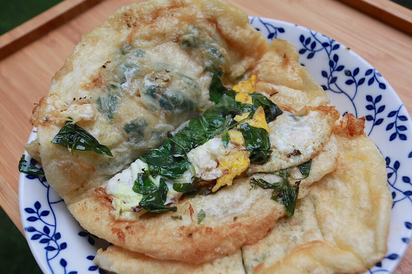 台南市南區吃。台南市｜南區。「香煎蔥仔餅」灣裡必吃台式下午茶點心，超佛心價九層塔蔥油餅＋蛋只要20元，蔥油餅銅板