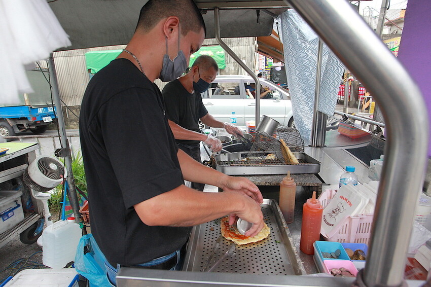 台南市南區吃。台南市｜南區。「香煎蔥仔餅」灣裡必吃台式下午茶點心，超佛心價九層塔蔥油餅＋蛋只要20元，蔥油餅銅板