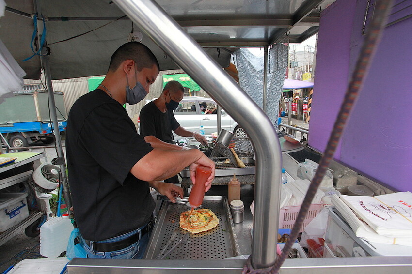台南市南區吃。台南市｜南區。「香煎蔥仔餅」灣裡必吃台式下午茶點心，超佛心價九層塔蔥油餅＋蛋只要20元，蔥油餅銅板