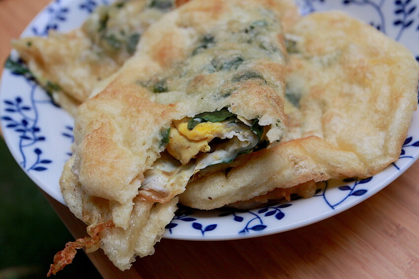 台南市南區吃。台南市｜南區。「香煎蔥仔餅」灣裡必吃台式下午茶點心，超佛心價九層塔蔥油餅＋蛋只要20元，蔥油餅銅板