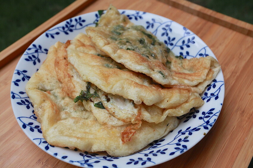 台南市南區吃。台南市｜南區。「香煎蔥仔餅」灣裡必吃台式下午茶點心，超佛心價九層塔蔥油餅＋蛋只要20元，蔥油餅銅板