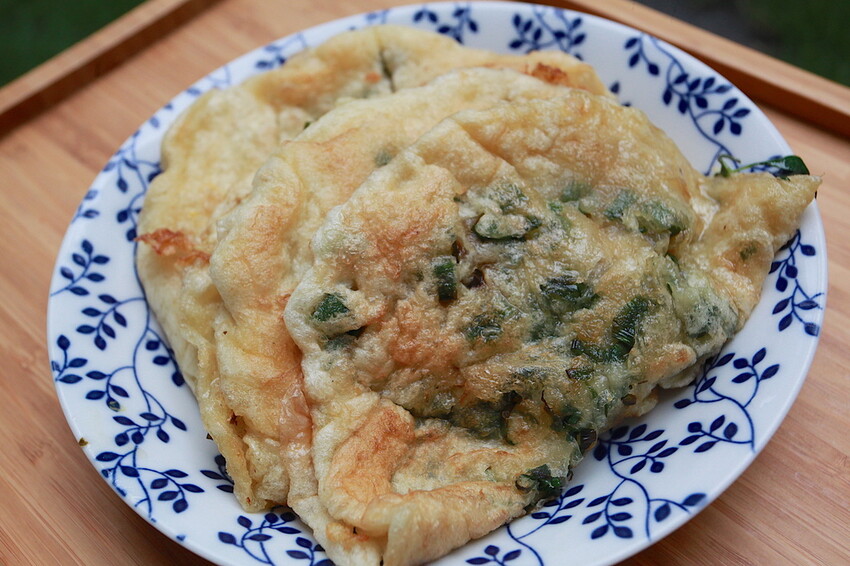 台南市南區吃。台南市｜南區。「香煎蔥仔餅」灣裡必吃台式下午茶點心，超佛心價九層塔蔥油餅＋蛋只要20元，蔥油餅銅板