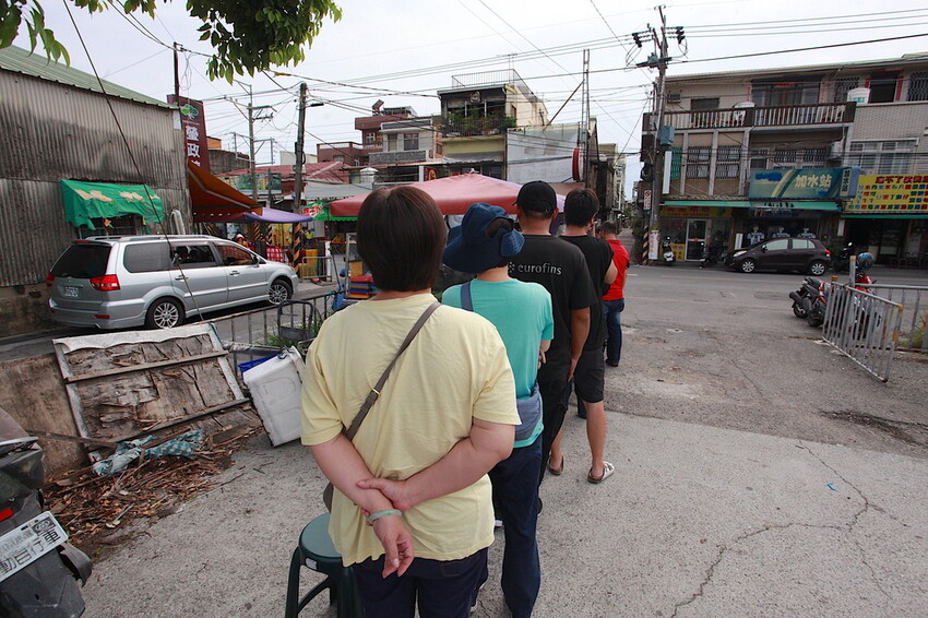 台南市南區吃。台南市｜南區。「香煎蔥仔餅」灣裡必吃台式下午茶點心，超佛心價九層塔蔥油餅＋蛋只要20元，蔥油餅銅板