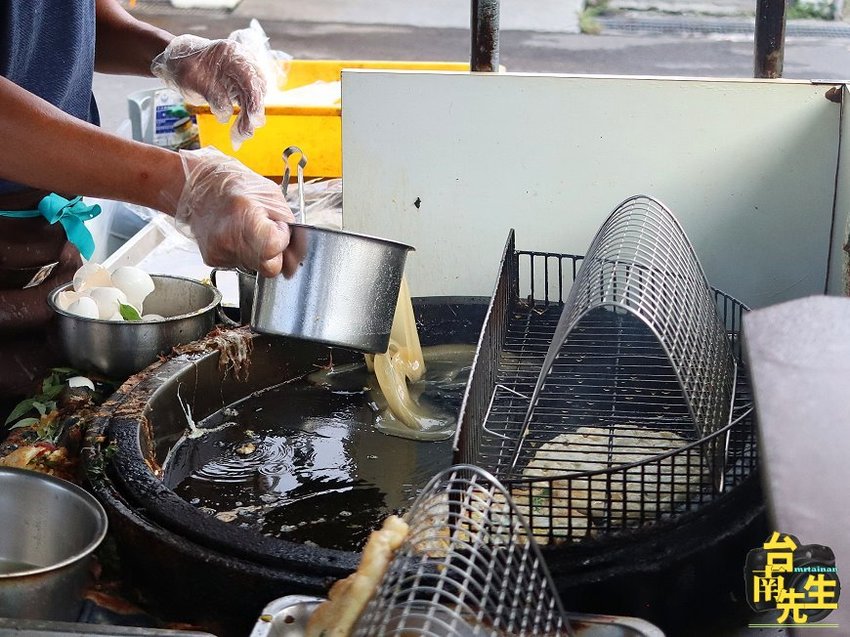 台南蔥油餅／無名小攤飄香18年／下午才營業只賣2.5小時／自製麵糰每日限量／使用豬油半煎半炸／傳統古早味超值佛心價／一擺攤就排隊忙到手都沒停過－「灣裡市場旁無名蔥油餅（香煎蔥仔餅）」