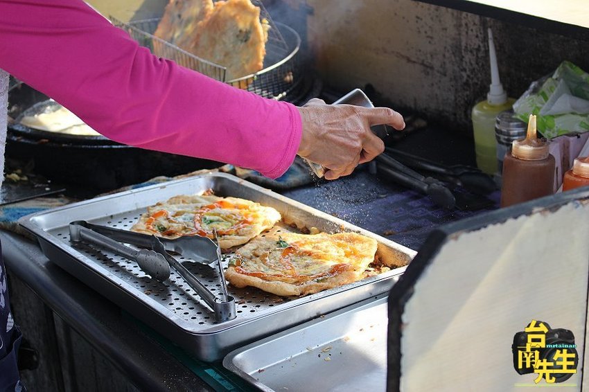 台南蔥油餅／無名小攤飄香18年／下午才營業只賣2.5小時／自製麵糰每日限量／使用豬油半煎半炸／傳統古早味超值佛心價／一擺攤就排隊忙到手都沒停過－「灣裡市場旁無名蔥油餅（香煎蔥仔餅）」