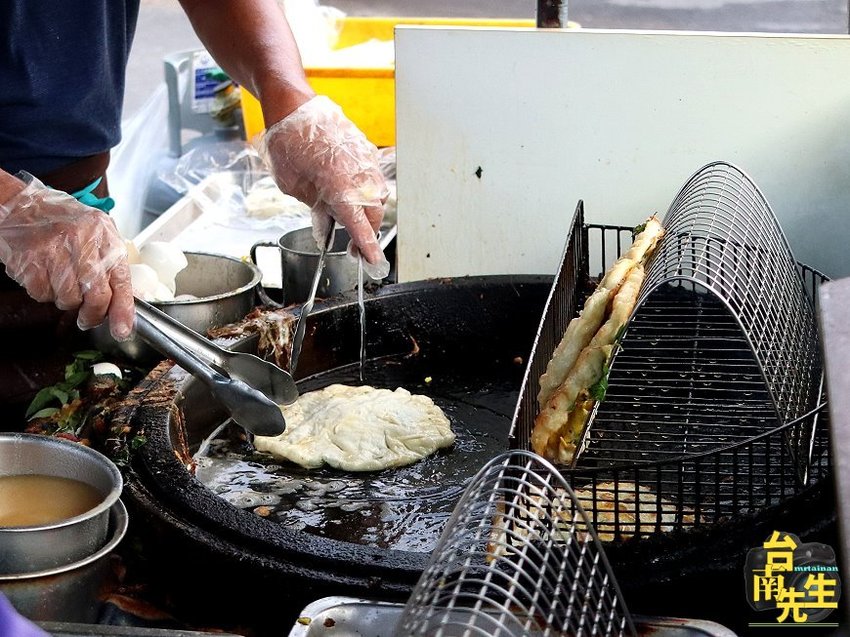 台南蔥油餅／無名小攤飄香18年／下午才營業只賣2.5小時／自製麵糰每日限量／使用豬油半煎半炸／傳統古早味超值佛心價／一擺攤就排隊忙到手都沒停過－「灣裡市場旁無名蔥油餅（香煎蔥仔餅）」