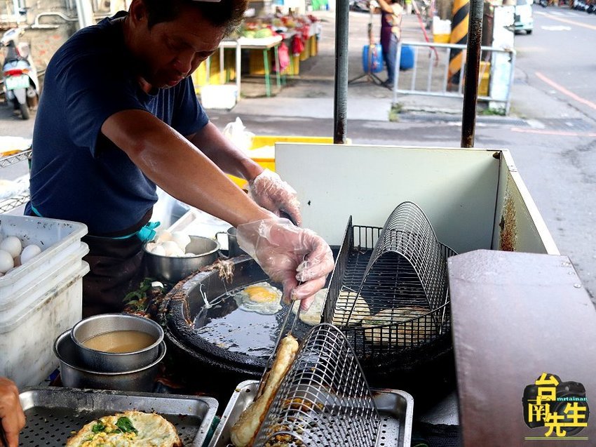台南蔥油餅／無名小攤飄香18年／下午才營業只賣2.5小時／自製麵糰每日限量／使用豬油半煎半炸／傳統古早味超值佛心價／一擺攤就排隊忙到手都沒停過－「灣裡市場旁無名蔥油餅（香煎蔥仔餅）」