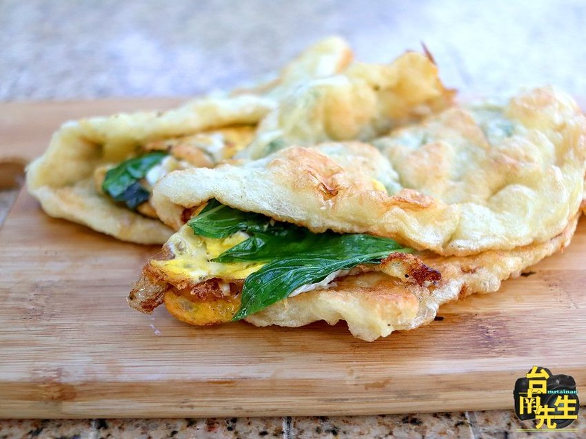 台南蔥油餅／無名小攤飄香18年／下午才營業只賣2.5小時／自製麵糰每日限量／使用豬油半煎半炸／傳統古早味超值佛心價／一擺攤就排隊忙到手都沒停過－「灣裡市場旁無名蔥油餅（香煎蔥仔餅）」