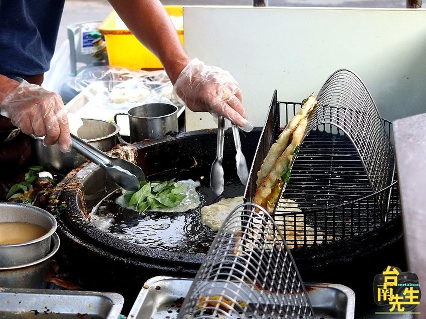 台南蔥油餅／無名小攤飄香18年／下午才營業只賣2.5小時／自製麵糰每日限量／使用豬油半煎半炸／傳統古早味超值佛心價／一擺攤就排隊忙到手都沒停過－「灣裡市場旁無名蔥油餅（香煎蔥仔餅）」