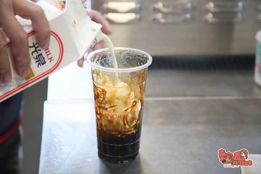 【台南飲料】珍珠控站出來!全台南口味最多的珍珠飲料在這~為了一杯好飲料,創造專利的製水製冰系統:葒莊珍珠輕飲 - 熱血玩台南。跳躍新世界