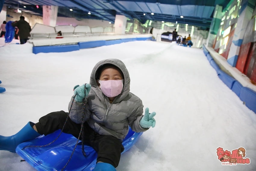 【台中景點】玩雪真的免出國！消暑滑雪道超好玩，大人小孩都瘋狂的玩雪聖地：SNOWTOWN雪樂地 - 熱血玩台南。跳躍新世界
