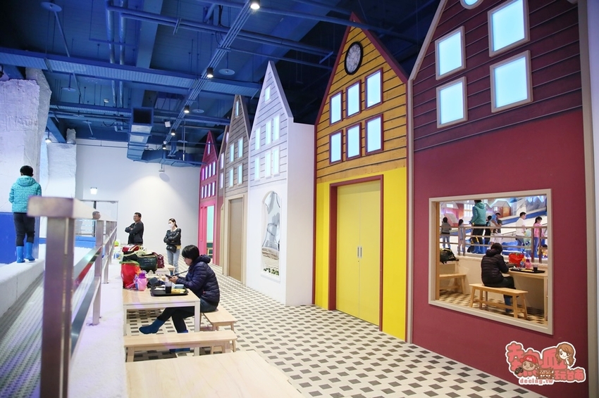 【台中景點】玩雪真的免出國！消暑滑雪道超好玩，大人小孩都瘋狂的玩雪聖地：SNOWTOWN雪樂地 - 熱血玩台南。跳躍新世界