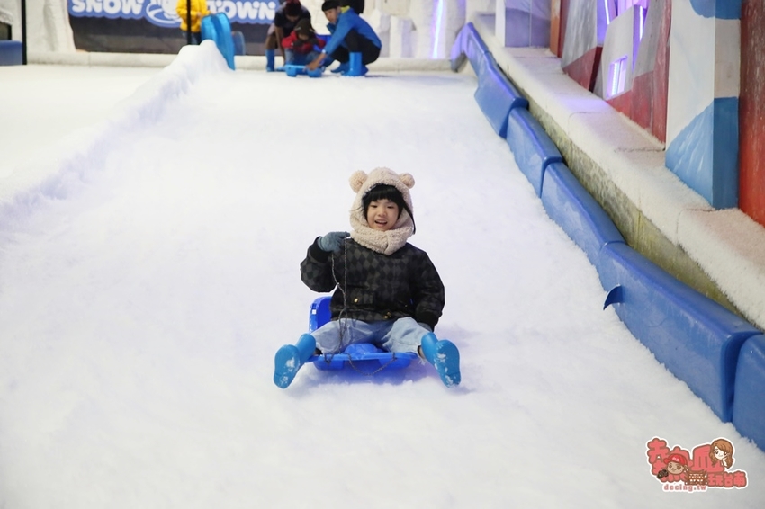 【台中景點】玩雪真的免出國！消暑滑雪道超好玩，大人小孩都瘋狂的玩雪聖地：SNOWTOWN雪樂地 - 熱血玩台南。跳躍新世界