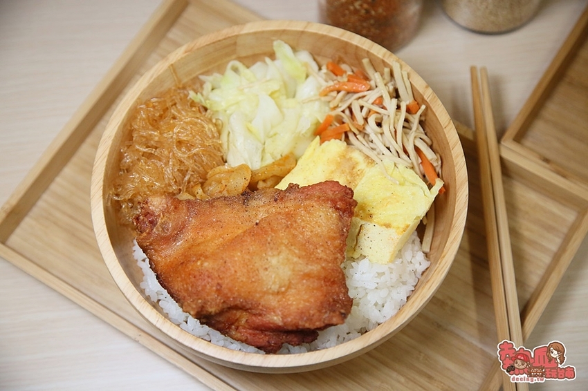 【台南便當】台南少見的小清新日式風格便當店！中午就開吃鹹酥雞就是爽：輕輕盒飯 - 熱血玩台南。跳躍新世界