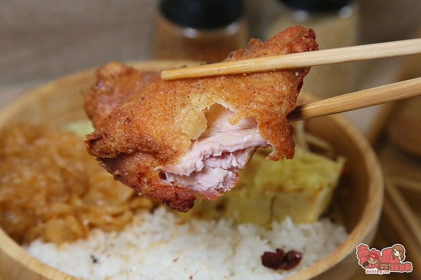 【台南便當】台南少見的小清新日式風格便當店！中午就開吃鹹酥雞就是爽：輕輕盒飯 - 熱血玩台南。跳躍新世界