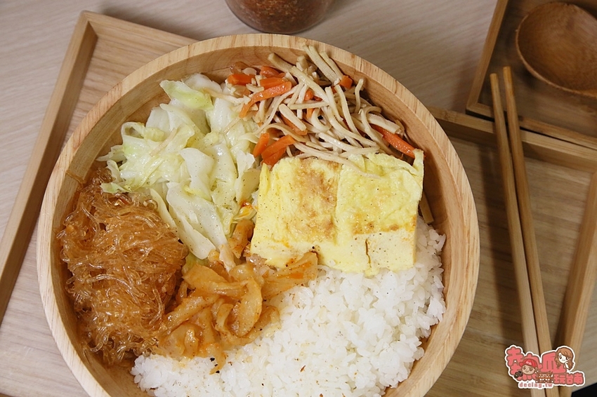 【台南便當】台南少見的小清新日式風格便當店！中午就開吃鹹酥雞就是爽：輕輕盒飯 - 熱血玩台南。跳躍新世界