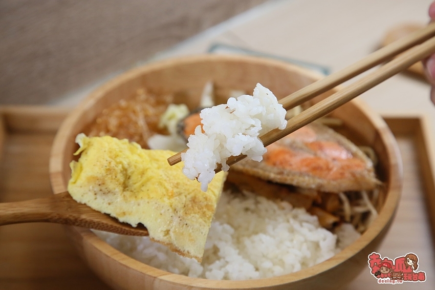 【台南便當】台南少見的小清新日式風格便當店！中午就開吃鹹酥雞就是爽：輕輕盒飯 - 熱血玩台南。跳躍新世界