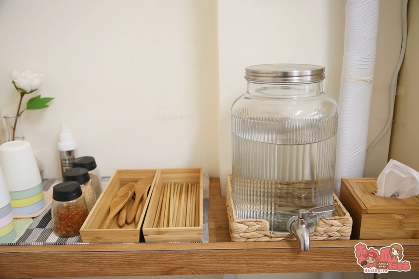 【台南便當】台南少見的小清新日式風格便當店！中午就開吃鹹酥雞就是爽：輕輕盒飯 - 熱血玩台南。跳躍新世界