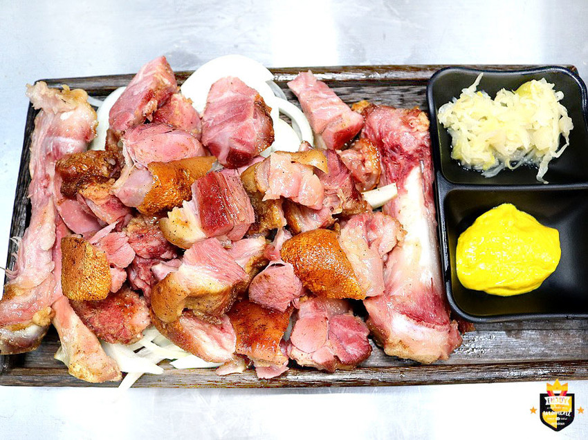 台南燒烤店／鮮蚵199元吃到飽／吃到痛風也甘願／東石漁港每日新鮮直送／不限用餐時間／連下雨天都大爆滿／可帶飯麵類外食