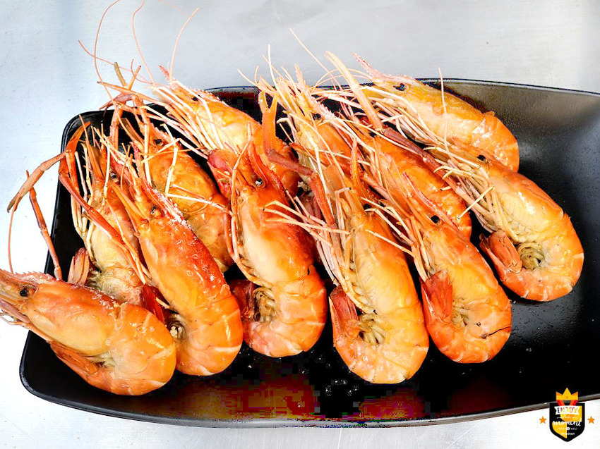 台南燒烤店／鮮蚵199元吃到飽／吃到痛風也甘願／東石漁港每日新鮮直送／不限用餐時間／連下雨天都大爆滿／可帶飯麵類外食