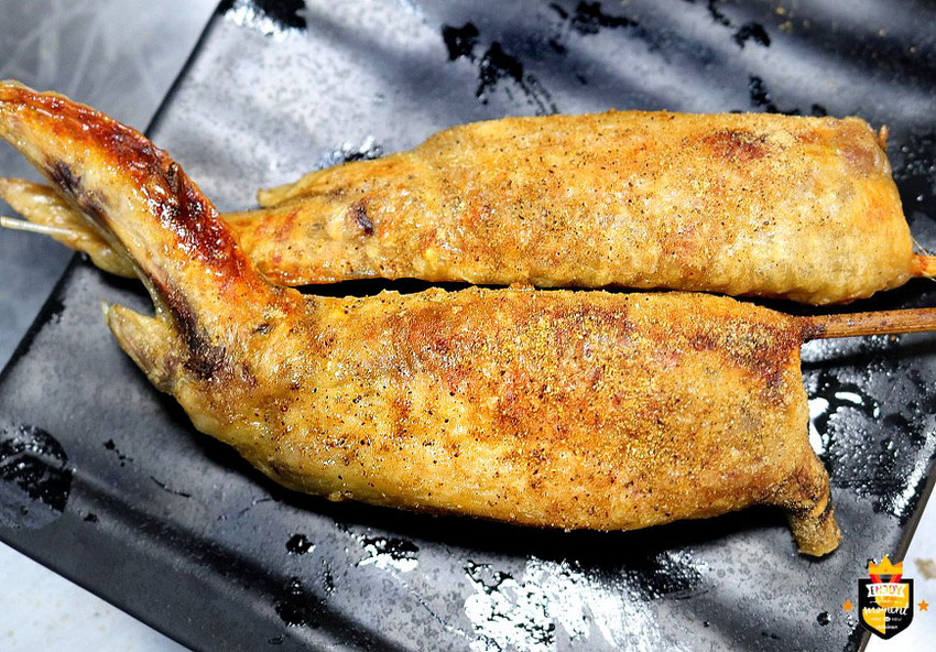 台南燒烤店／鮮蚵199元吃到飽／吃到痛風也甘願／東石漁港每日新鮮直送／不限用餐時間／連下雨天都大爆滿／可帶飯麵類外食