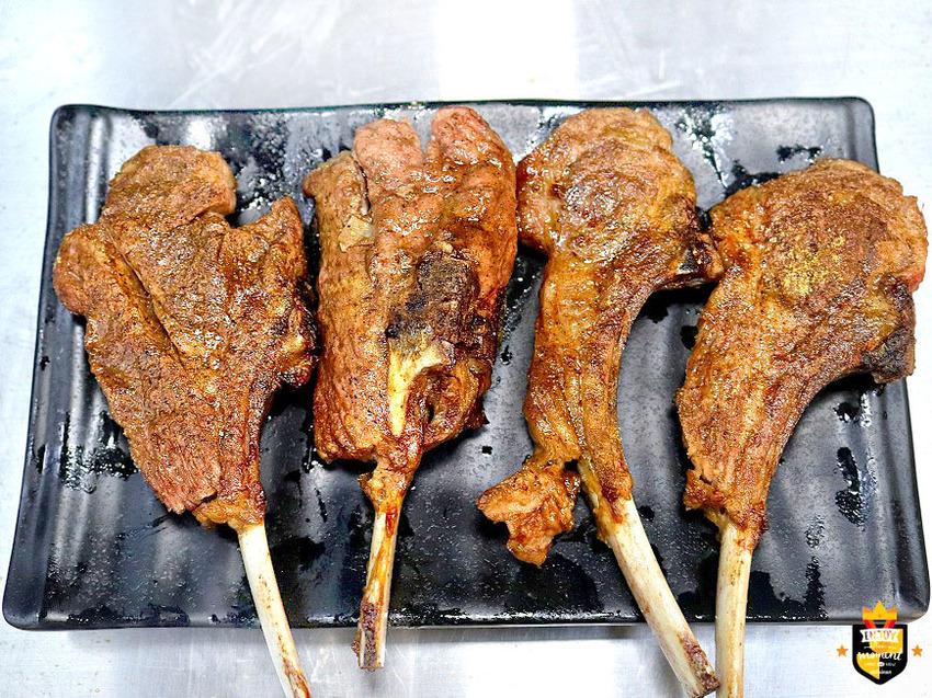 台南燒烤店／鮮蚵199元吃到飽／吃到痛風也甘願／東石漁港每日新鮮直送／不限用餐時間／連下雨天都大爆滿／可帶飯麵類外食