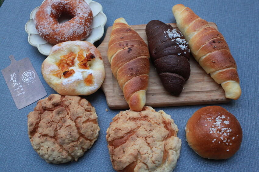 台南市北區吃。台南｜北區。「於是麵包」台南最夯巷弄老宅麵包店，每日只賣５小時經常提早銷售一空，歷久不衰還是出現