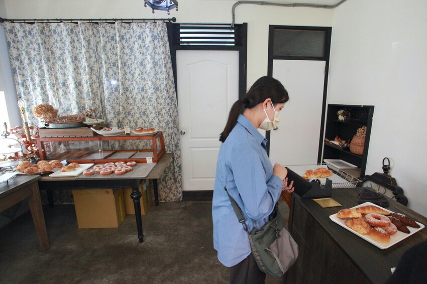 台南市北區吃。台南｜北區。「於是麵包」台南最夯巷弄老宅麵包店，每日只賣５小時經常提早銷售一空，歷久不衰還是出現