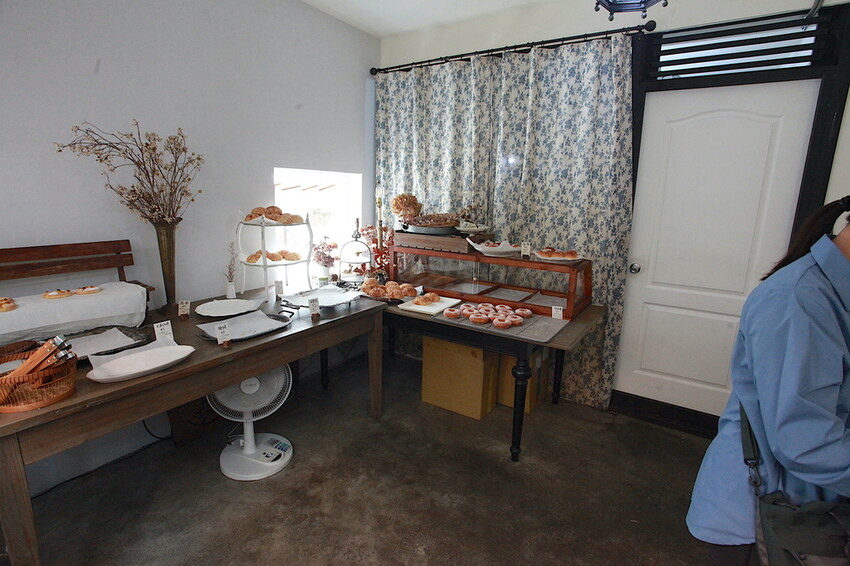 台南市北區吃。台南｜北區。「於是麵包」台南最夯巷弄老宅麵包店，每日只賣５小時經常提早銷售一空，歷久不衰還是出現