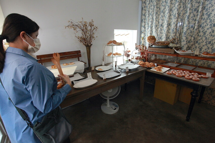 台南市北區吃。台南｜北區。「於是麵包」台南最夯巷弄老宅麵包店，每日只賣５小時經常提早銷售一空，歷久不衰還是出現