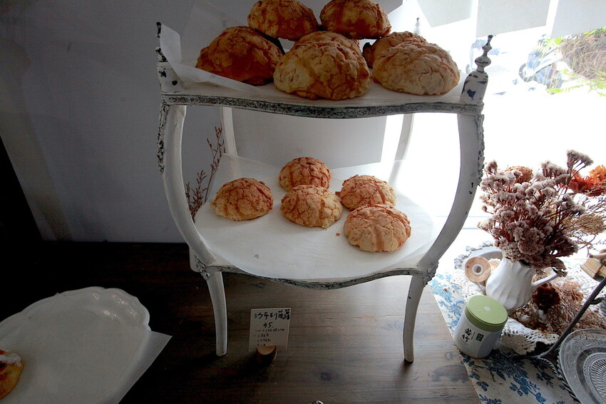 台南市北區吃。台南｜北區。「於是麵包」台南最夯巷弄老宅麵包店，每日只賣５小時經常提早銷售一空，歷久不衰還是出現