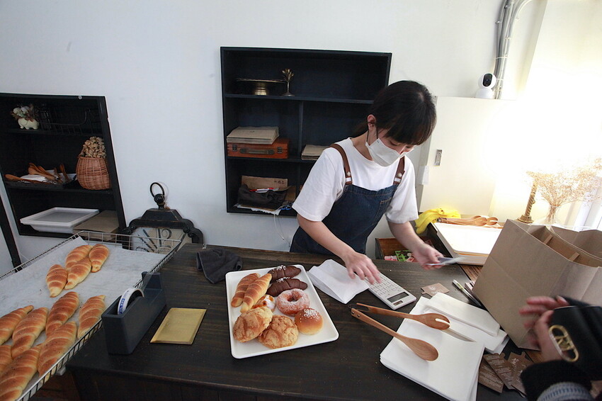 台南市北區吃。台南｜北區。「於是麵包」台南最夯巷弄老宅麵包店，每日只賣５小時經常提早銷售一空，歷久不衰還是出現