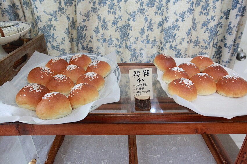 台南市北區吃。台南｜北區。「於是麵包」台南最夯巷弄老宅麵包店，每日只賣５小時經常提早銷售一空，歷久不衰還是出現