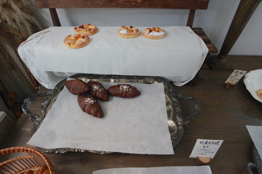 台南市北區吃。台南｜北區。「於是麵包」台南最夯巷弄老宅麵包店，每日只賣５小時經常提早銷售一空，歷久不衰還是出現