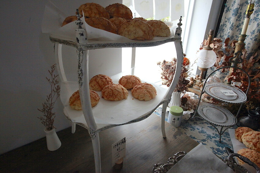 台南市北區吃。台南｜北區。「於是麵包」台南最夯巷弄老宅麵包店，每日只賣５小時經常提早銷售一空，歷久不衰還是出現