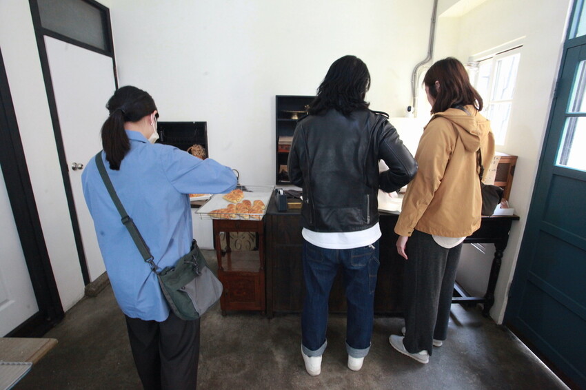 台南市北區吃。台南｜北區。「於是麵包」台南最夯巷弄老宅麵包店，每日只賣５小時經常提早銷售一空，歷久不衰還是出現