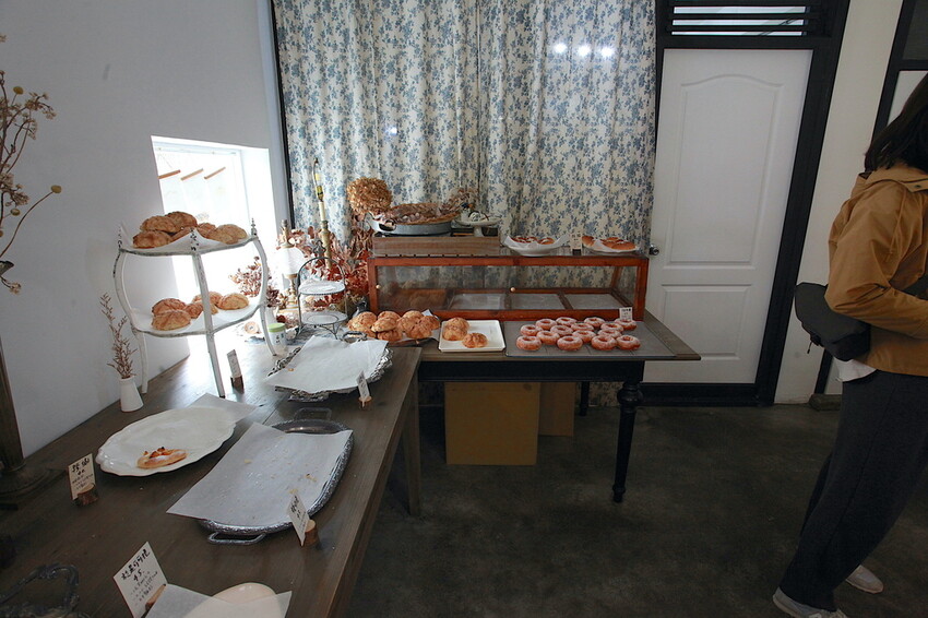 台南市北區吃。台南｜北區。「於是麵包」台南最夯巷弄老宅麵包店，每日只賣５小時經常提早銷售一空，歷久不衰還是出現