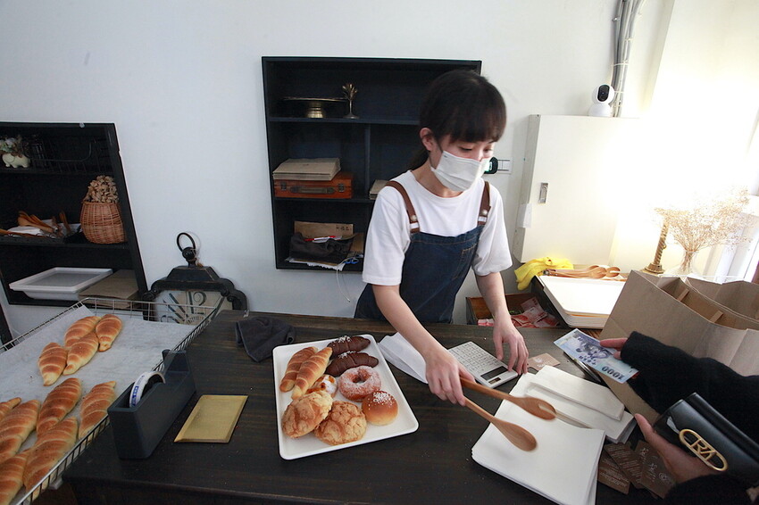 台南市北區吃。台南｜北區。「於是麵包」台南最夯巷弄老宅麵包店，每日只賣５小時經常提早銷售一空，歷久不衰還是出現