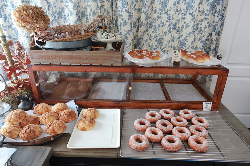 台南市北區吃。台南｜北區。「於是麵包」台南最夯巷弄老宅麵包店，每日只賣５小時經常提早銷售一空，歷久不衰還是出現