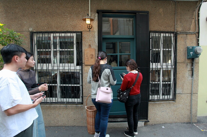 台南市北區吃。台南｜北區。「於是麵包」台南最夯巷弄老宅麵包店，每日只賣５小時經常提早銷售一空，歷久不衰還是出現