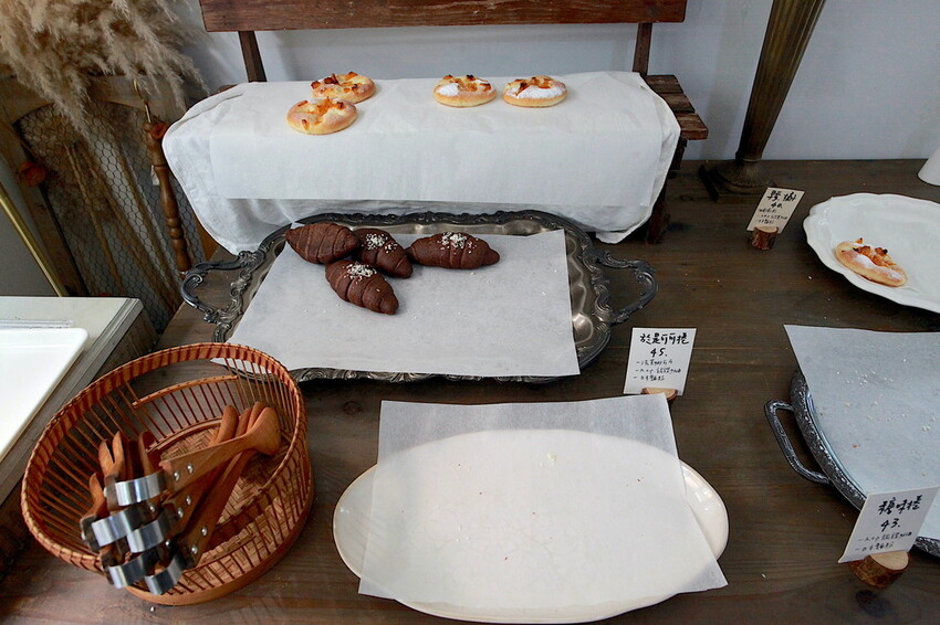 台南市北區吃。台南｜北區。「於是麵包」台南最夯巷弄老宅麵包店，每日只賣５小時經常提早銷售一空，歷久不衰還是出現